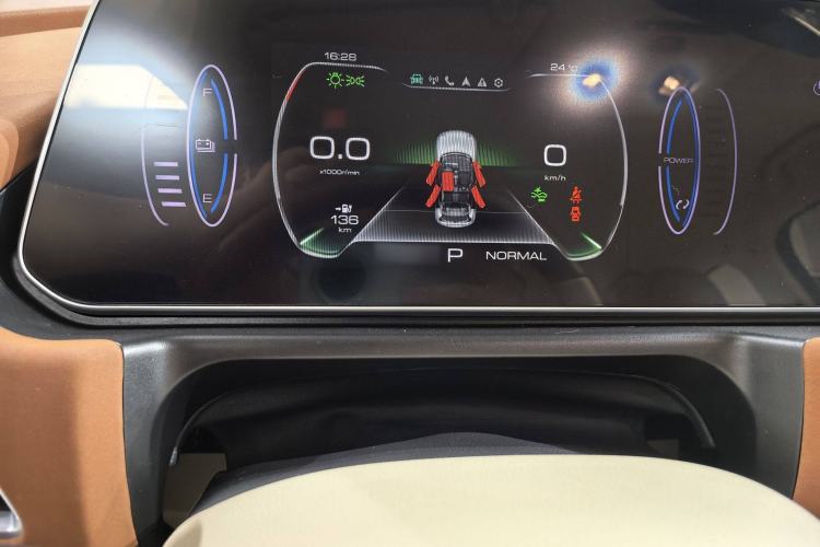 Used ORA Good Cat 2023 401 km Standard Range Luxury Version Lithium Iron Phosphate Interior 4