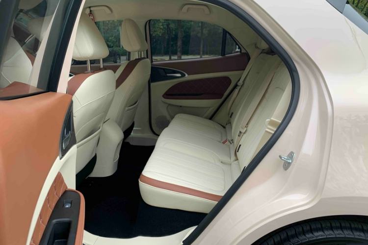 Used ORA Good Cat 2023 401 km Standard Range Luxury Version Lithium Iron Phosphate Interior 5
