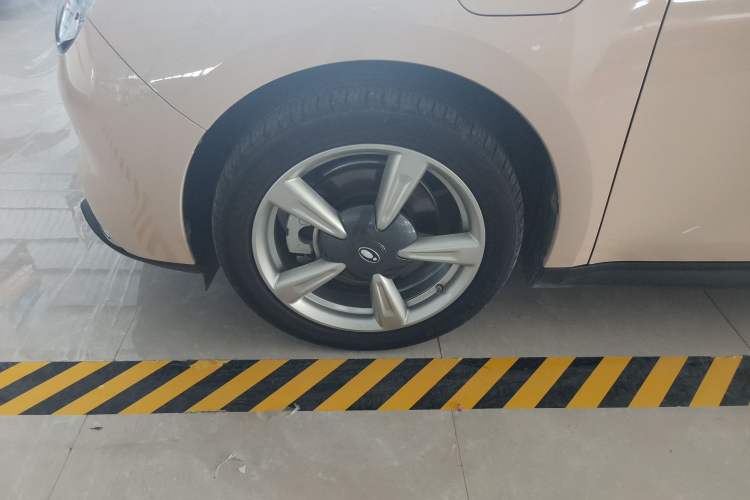 Used ORA Good Cat 2023 401 km Standard Range Premium Version Lithium Iron Phosphate Left Front Wheel Hub