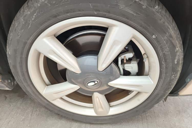 Used ORA Good Cat 2023 401 km Standard Range Luxury Version Lithium Iron Phosphate Right Front Wheel Hub