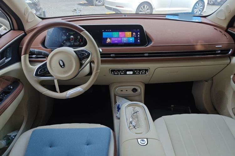 Used ORA Good Cat 2023 401 km Standard Range Luxury Version Lithium Iron Phosphate Center Console