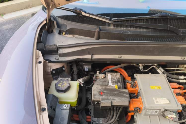 Used ORA Good Cat 2023 401 km Standard Range Premium Version Lithium Iron Phosphate Engine Bay Right