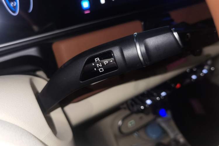 Used ORA Good Cat 2023 401 km Standard Range Luxury Version Lithium Iron Phosphate Gear Lever