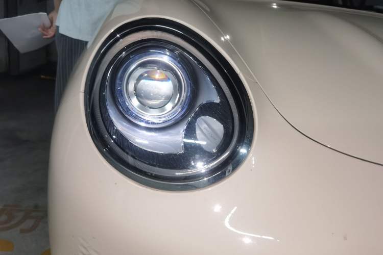 Used ORA Good Cat 2023 401 km Standard Range Luxury Version Lithium Iron Phosphate Right Front Headlight