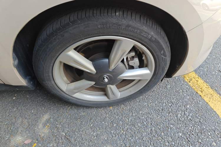 Used ORA Good Cat 2023 401 km Standard Range Luxury Version Lithium Iron Phosphate Right Front Wheel Hub