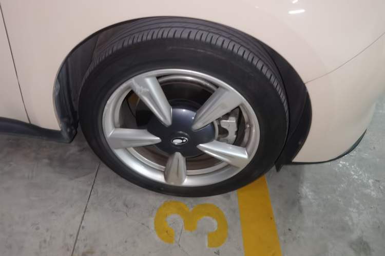 Used ORA Good Cat 2023 401 km Standard Range Luxury Version Lithium Iron Phosphate Right Front Wheel Hub