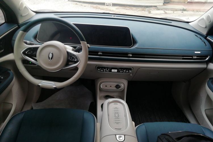 Used ORA Good Cat 2023 401 km Standard Range Luxury Version Lithium Iron Phosphate Center Console