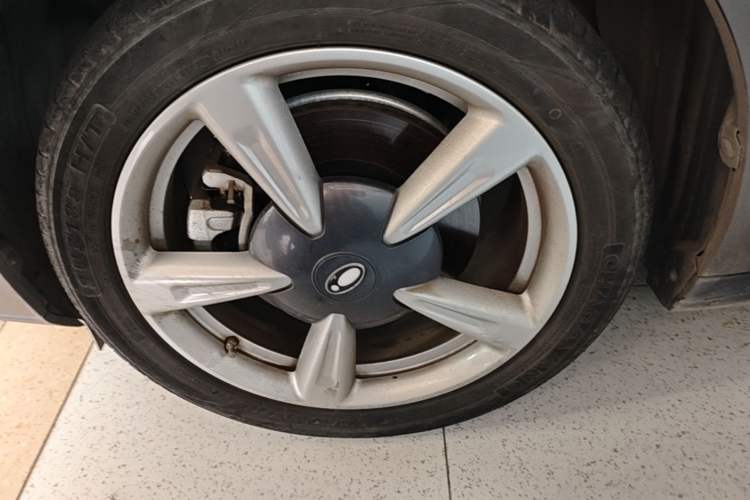 Used ORA Good Cat 2023 401 km Standard Range Luxury Version Lithium Iron Phosphate Left Front Wheel Hub