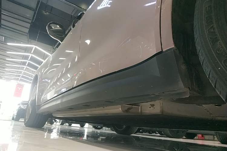 Used ORA Good Cat 2023 401 km Standard Range Prestige Version Lithium Iron Phosphate Left Side Sill