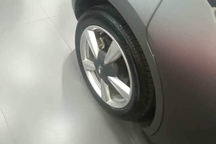Used ORA Good Cat 2023 401 km Standard Range Luxury Version Lithium Iron Phosphate Right Rear Wheel Hub