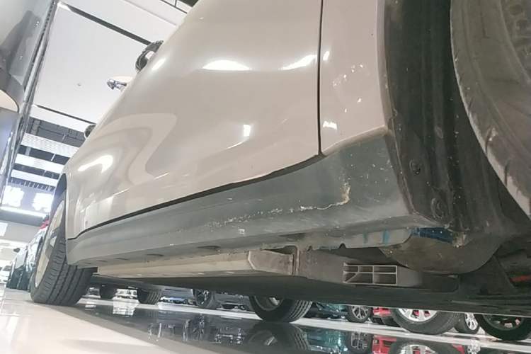 Used ORA Good Cat 2023 401 km Standard Range Prestige Version Lithium Iron Phosphate Right Side Sill