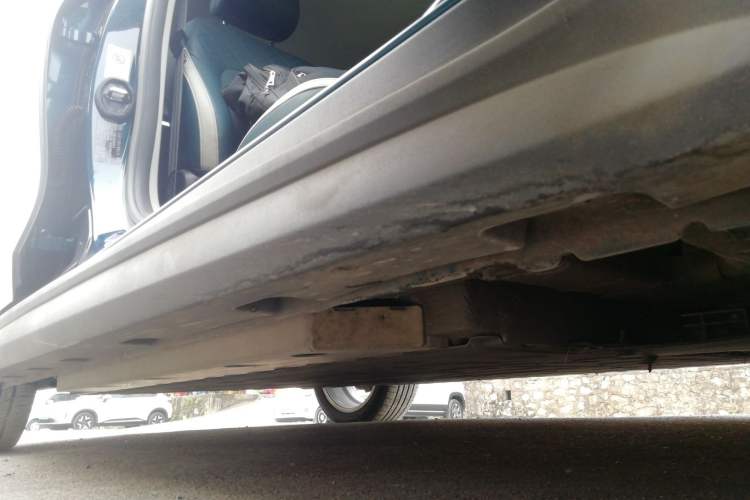 Used ORA Good Cat 2023 401 km Standard Range Luxury Version Lithium Iron Phosphate Right Side Sill