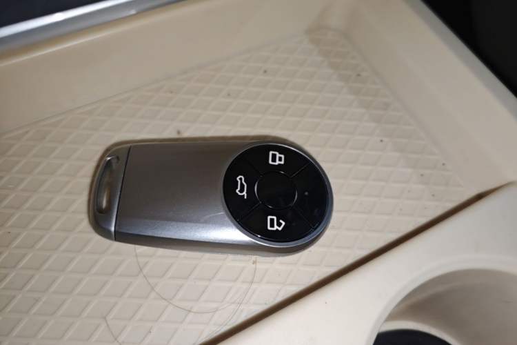 Used ORA Good Cat 2023 401 km Standard Range Luxury Version Lithium Iron Phosphate Vehicle Key