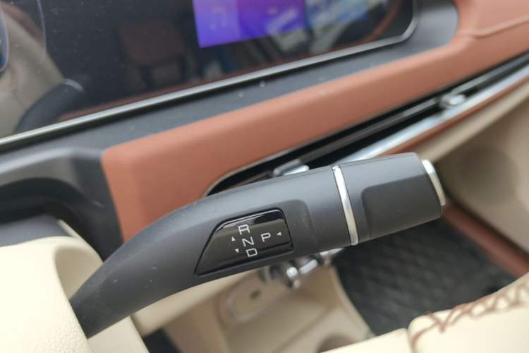 Used ORA Good Cat 2023 401 km Standard Range Luxury Version Lithium Iron Phosphate Gear Lever