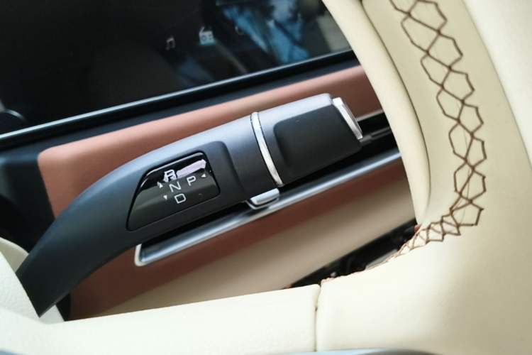 Used ORA Good Cat 2023 401 km Standard Range Luxury Version Lithium Iron Phosphate Gear Lever