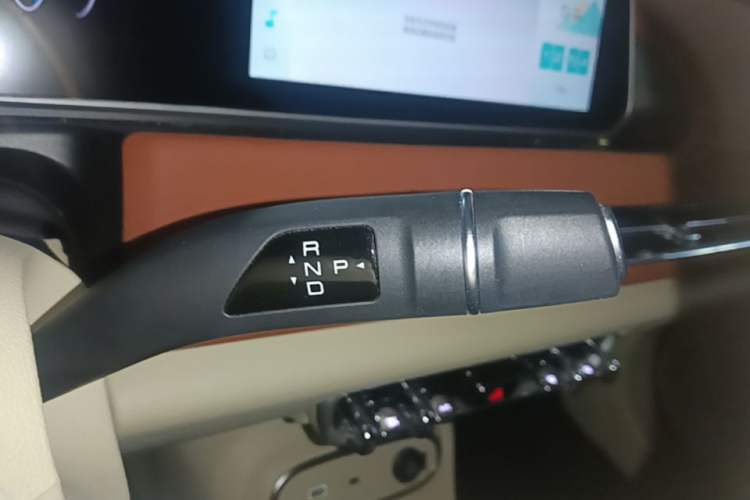 Used ORA Good Cat 2023 401 km Standard Range Prestige Version Lithium Iron Phosphate Gear Lever