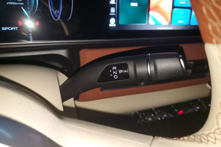 Used ORA Good Cat 2023 401 km Standard Range Luxury Version Lithium Iron Phosphate Gear Lever