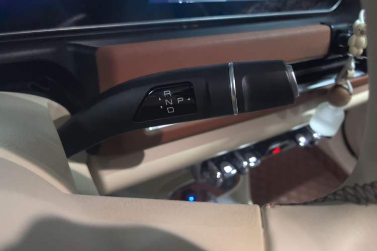 Used ORA Good Cat 2023 401 km Standard Range Premium Version Lithium Iron Phosphate Gear Lever