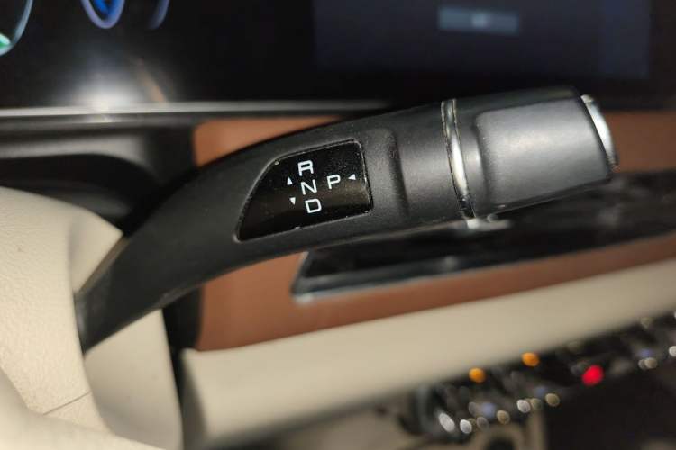 Used ORA Good Cat 2023 401 km Standard Range Premium Version Lithium Iron Phosphate Gear Lever
