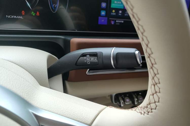 Used ORA Good Cat 2023 401 km Standard Range Premium Version Lithium Iron Phosphate Gear Lever