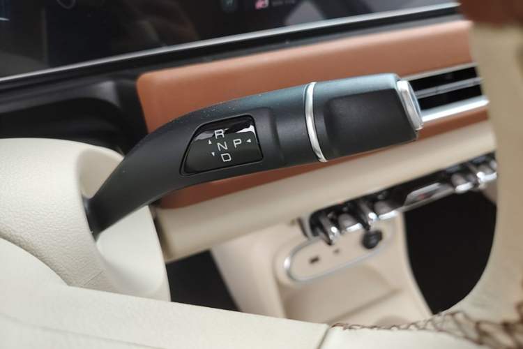 Used ORA Good Cat 2023 401 km Standard Range Luxury Version Lithium Iron Phosphate Gear Lever