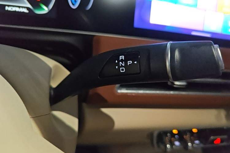 Used ORA Good Cat 2023 401 km Standard Range Premium Version Lithium Iron Phosphate Gear Lever