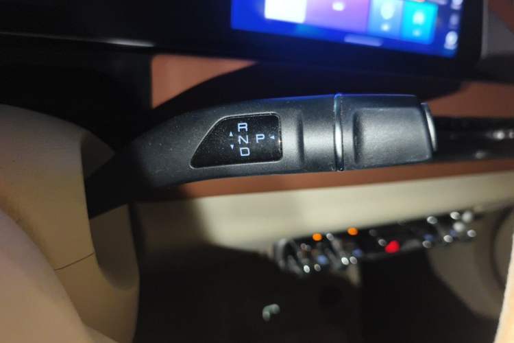 Used ORA Good Cat 2023 401 km Standard Range Premium Version Lithium Iron Phosphate Gear Lever