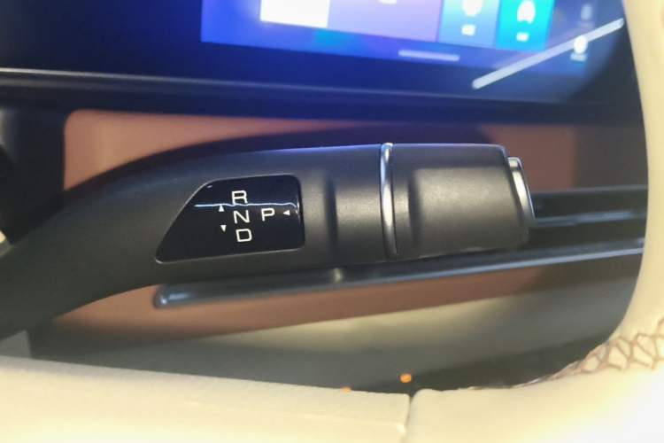 Used ORA Good Cat 2023 401 km Standard Range Luxury Version Lithium Iron Phosphate Gear Lever