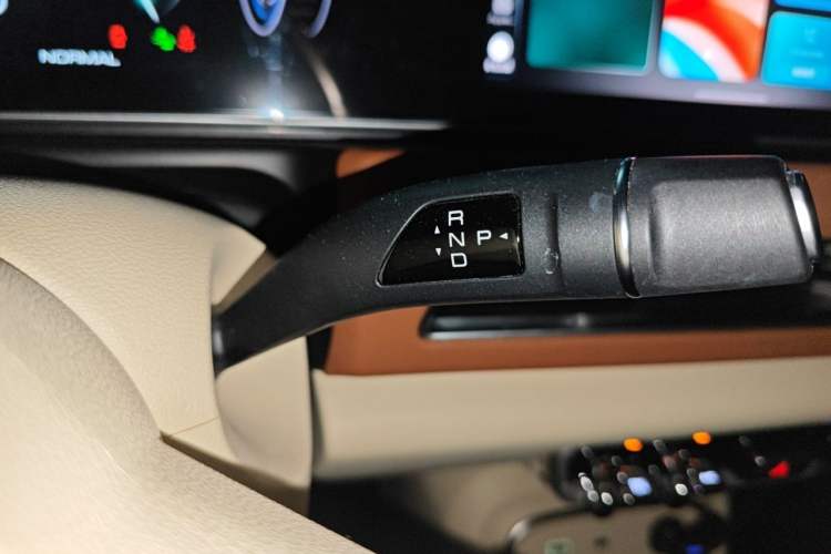 Used ORA Good Cat 2023 401 km Standard Range Luxury Version Lithium Iron Phosphate Gear Lever