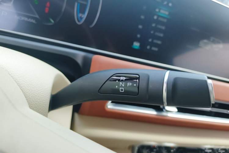 Used ORA Good Cat 2023 401 km Standard Range Luxury Version Lithium Iron Phosphate Gear Lever