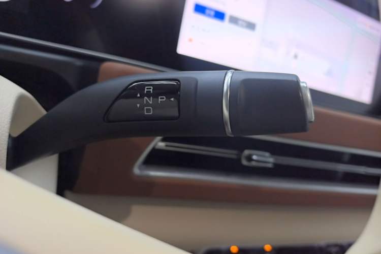 Used ORA Good Cat 2023 401 km Standard Range Premium Version Lithium Iron Phosphate Gear Lever