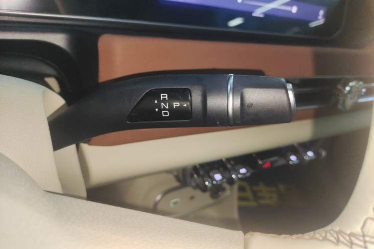 Used ORA Good Cat 2023 401 km Standard Range Premium Version Lithium Iron Phosphate Gear Lever