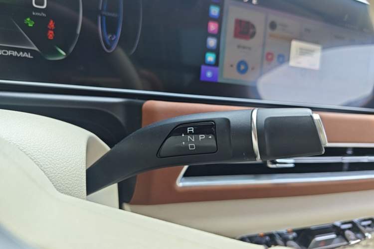 Used ORA Good Cat 2023 401 km Standard Range Premium Version Lithium Iron Phosphate Gear Lever