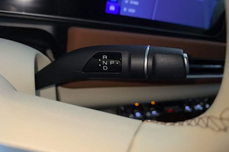 Used ORA Good Cat 2023 401 km Standard Range Luxury Version Lithium Iron Phosphate Gear Lever