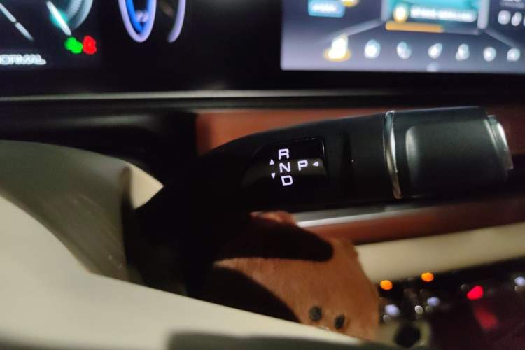 Used ORA Good Cat 2023 401 km Standard Range Luxury Version Lithium Iron Phosphate Gear Lever