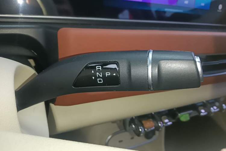 Used ORA Good Cat 2023 401 km Standard Range Premium Version Lithium Iron Phosphate Gear Lever