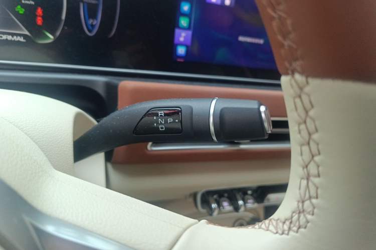 Used ORA Good Cat 2023 401 km Standard Range Luxury Version Lithium Iron Phosphate Gear Lever