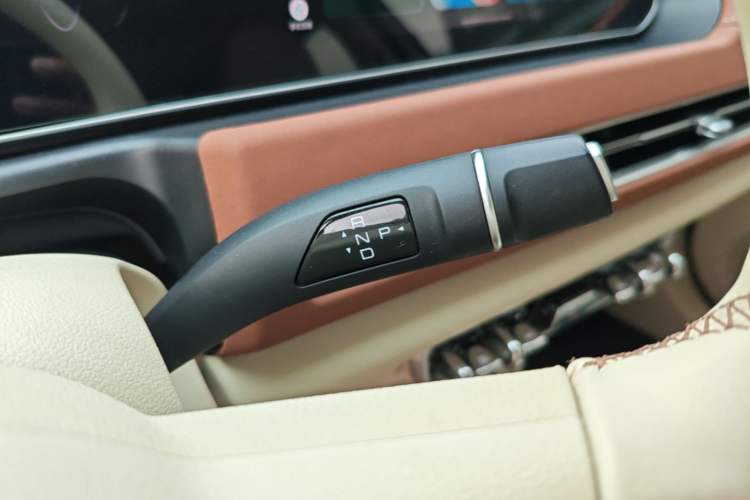 Used ORA Good Cat 2023 401 km Standard Range Prestige Version Lithium Iron Phosphate Gear Lever