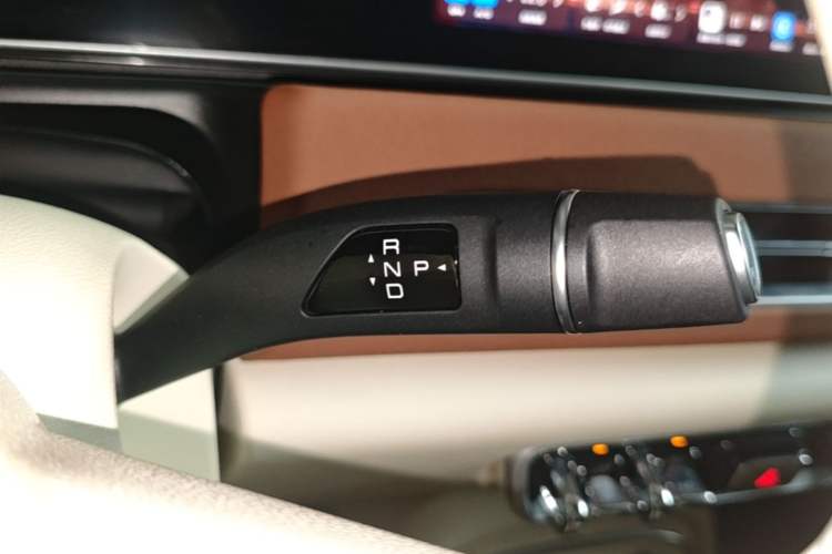 Used ORA Good Cat 2023 401 km Standard Range Premium Version Lithium Iron Phosphate Gear Lever
