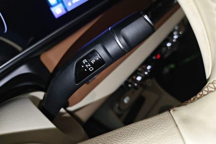 Used ORA Good Cat 2023 401 km Standard Range Premium Version Lithium Iron Phosphate Gear Lever