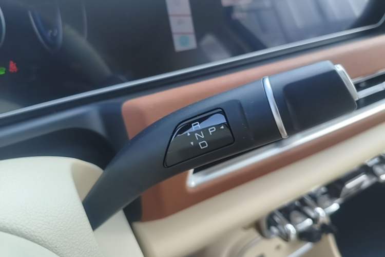 Used ORA Good Cat 2023 401 km Standard Range Premium Version Lithium Iron Phosphate Gear Lever