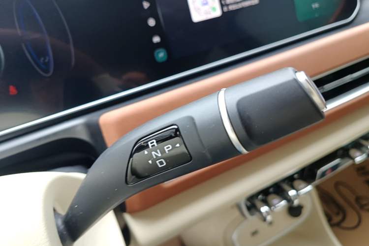 Used ORA Good Cat 2023 401 km Standard Range Premium Version Lithium Iron Phosphate Gear Lever