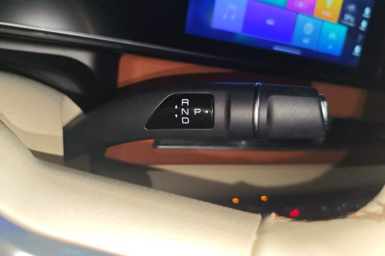 Used ORA Good Cat 2023 401 km Standard Range Luxury Version Lithium Iron Phosphate Gear Lever