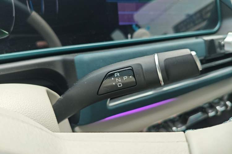 Used ORA Good Cat 2023 401 km Standard Range Premium Version Lithium Iron Phosphate Gear Lever