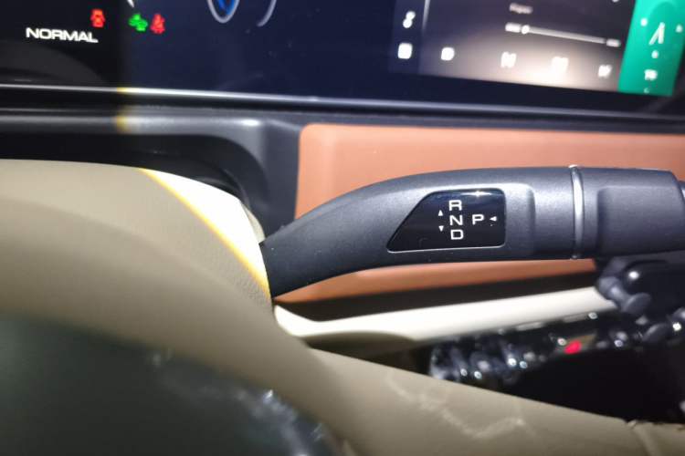 Used ORA Good Cat 2023 401 km Standard Range Luxury Version Lithium Iron Phosphate Gear Lever