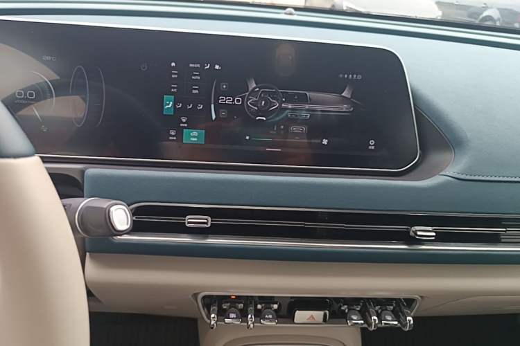 Used ORA Good Cat 2023 401 km Standard Range Luxury Version Lithium Iron Phosphate Audio And AC Panel