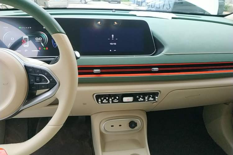 Used ORA Good Cat 2023 401 km Standard Range Luxury Version Lithium Iron Phosphate Audio And AC Panel