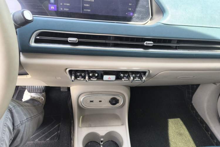 Used ORA Good Cat 2023 401 km Standard Range Comfort Version Lithium Iron Phosphate Audio And AC Panel