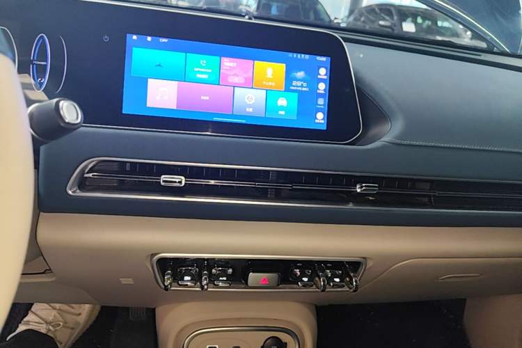 Used ORA Good Cat 2023 401 km Standard Range Luxury Version Lithium Iron Phosphate Audio And AC Panel