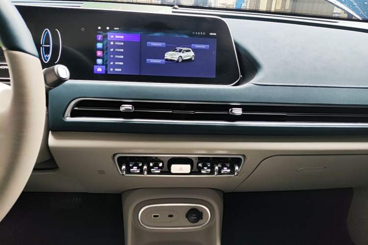 Used ORA Good Cat 2023 401 km Standard Range Luxury Version Lithium Iron Phosphate Audio And AC Panel